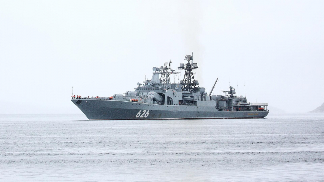 Корабли Северного флота на учениях отработали оказание помощи судну в Арктике